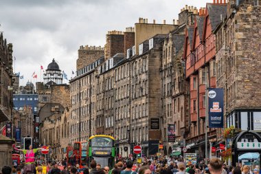 Edinburgh, İskoçya, İngiltere, 22 Ağustos 2023: Yazın toplu turizm ile Edinburgh sokakları