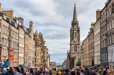 Edinburgh, İskoçya, İngiltere, 22 Ağustos 2023: ünlü Royal Mile sokağı turistlerle dolup taşıyor.