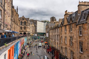 Edinburgh, İskoçya, İngiltere, 22 Ağustos 2023: Victoria Caddesi parlak renkli cepheleriyle