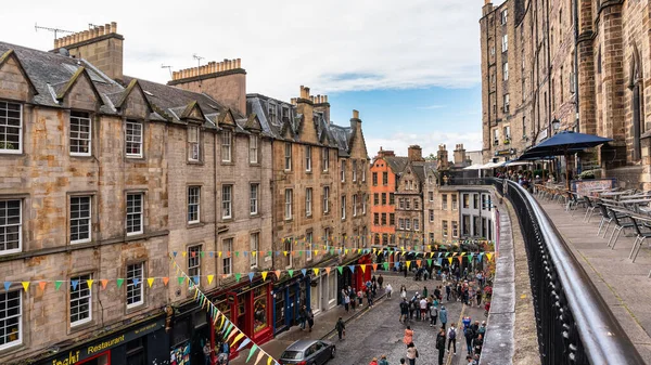Edinburgh, İskoçya, İngiltere, 22 Ağustos 2023: Victoria Caddesi 'nin çok sayıda dükkânı ve gezen insanları