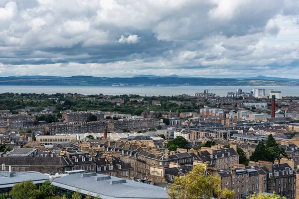 Panoramiczny Widok Miasto Edynburg Widokiem Morze Tle Budynków Mieszkalnych Szkocja — Zdjęcie stockowe