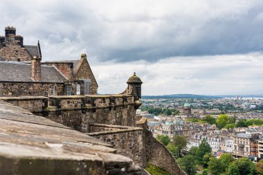 İskoçya 'nın tepedeki şatosundan Edinburgh şehri manzarası