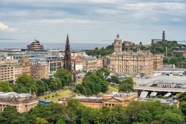 Edinburgh şehrinin panoramik manzarası, İskoçya 'daki Castle Hill' den