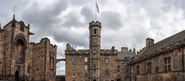 İskoçya 'nın Edinburgh kentindeki antik taş binaların panoramik manzarası.