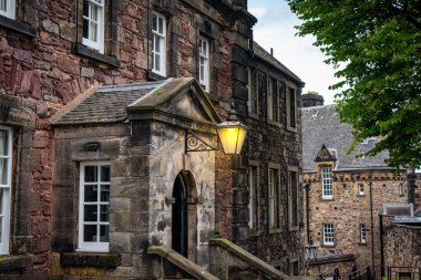 Edinburgh, İskoçya, İngiltere 'deki ortaçağ şatosunun binalarında alacakaranlıkta fener yandı.