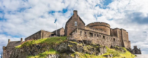 Panoramiczny Widok Starożytnych Kamiennych Budynków Średniowiecznym Zamku Edynburgu Szkocja — Zdjęcie stockowe