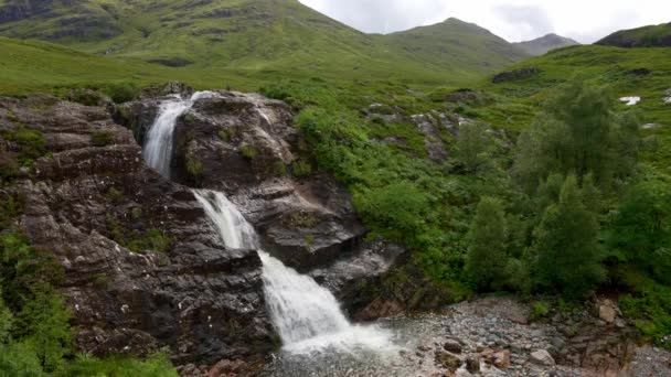 Famosa Cascada Tres Cascadas Las Montañas Del Valle Glencoe Escocia — Vídeo de stock