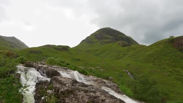 Glencoe Skoçya Daki Zirvelerden Düşen Şelaleli Yeşil Dağların Panoramik Manzarası — Stok video