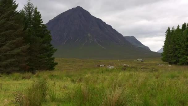 Skoçya Daki Glencoe Vadisi Nin Yeşil Manzarasında Yüksek Dağ Zirvesi — Stok video