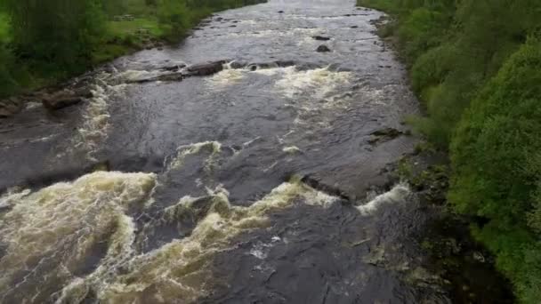Långsamma Rörelser Bergsflod När Det Regnar Kraftigt Glencoe Valley Skottland — Stockvideo