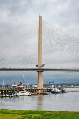 İskoçya, Edinburgh şehrinin asma köprülerinden birinin kablolarını tutan sütun.