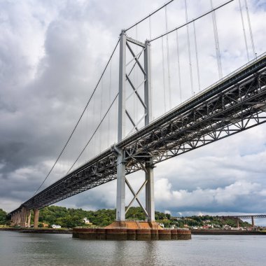 Araçların Edinburgh, İskoçya yönünden denizi geçmesine izin veren asma köprünün detayları