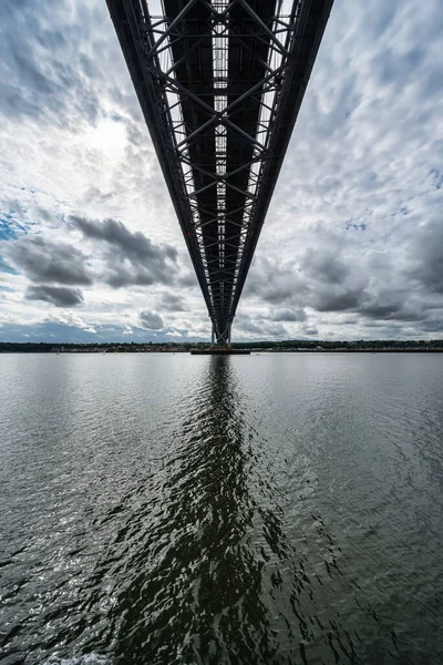 Widok Dołu Jednego Mostów Wiszących Przecinających Morze Kierunku Edynburga Szkocja — Zdjęcie stockowe