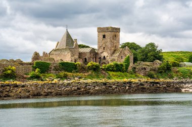 Edinburgh, İskoçya 'da Forth' un kovulduğu küçük bir adada yıkılmış bir ortaçağ manastırı.