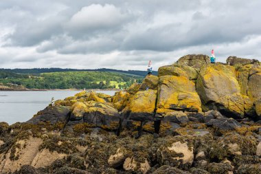 İskoçya, Edinburgh 'da, Forth Firth of Forth' ta cüce bebeklerle dolu küçük bir ada.