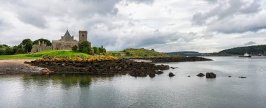 Harabe bir ortaçağ manastırı, Edinburgh, İskoçya 'ya ev sahipliği yapan küçük bir adası olan panoramik deniz manzarası