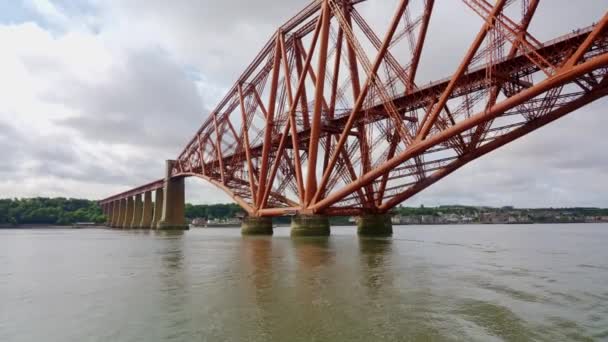 エジンバラの火で列車が交差する古い金属とレンガの橋 スコットランド — ストック動画