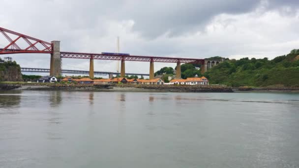 Comboio Que Passa Por Cima Velha Ponte Metálica Que Atravessa — Vídeo de Stock