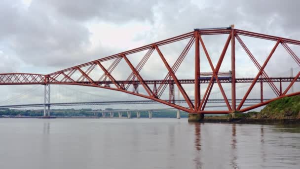 Kereta Api Yang Melintasi Jembatan Logam Tua Yang Melintasi Firth — Stok Video