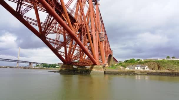 Pohled Zdola Starý Červený Kovový Most Který Křižuje Forth Canal — Stock video