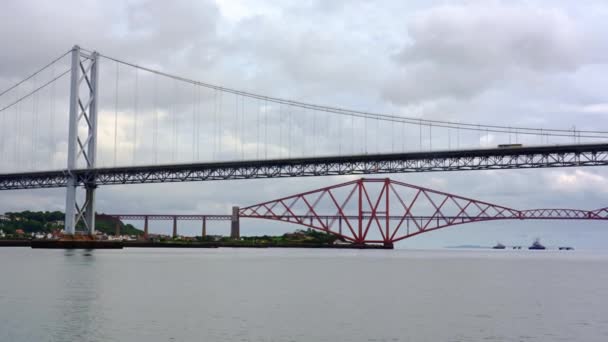Několik Visutých Mostů Různých Dob Které Překračují Moře Firth Forth — Stock video