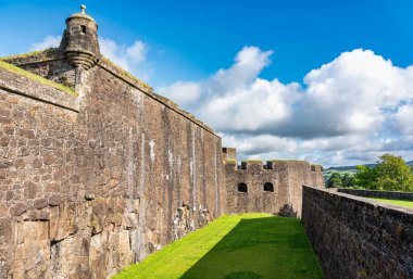 İngiltere, İskoçya 'daki büyük ortaçağ kalesinin savunma duvarları.