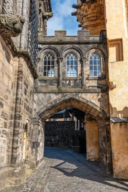 İskoçya 'daki Stirling Kalesi' nin ortaçağ binaları arasındaki kemerli geçit.