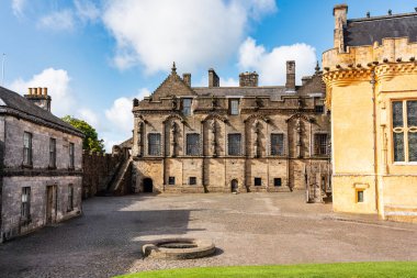 İskoçya 'daki Stirling Kalesi' nin bulunduğu duvarlı duvarın içindeki ana meydan.