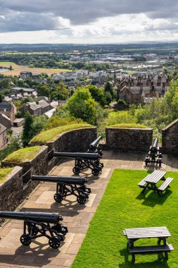 Stirling şehrinin panoramik manzarası ve kaleyi savunmak için dışarıya bakan toplar, İskoçya