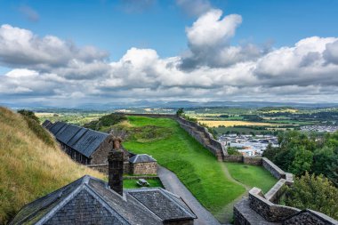 İngiltere, İskoçya 'daki büyük ortaçağ kalesinin savunma duvarları.