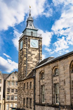 İskoçya 'nın ortaçağ şehri Stirling' deki saat kulesi ve antik binalar