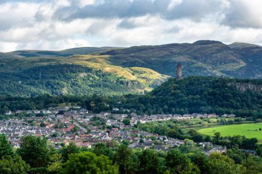 Stirling, İskoçya 'daki Ulusal Wallace Anıtı tepenin üstünde Manastır Craig.