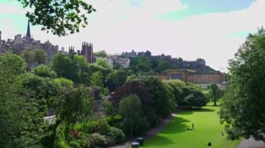 Edinburgh şehrinin panoramik manzarası şatonun eteğindeki bahçeler, İskoçya