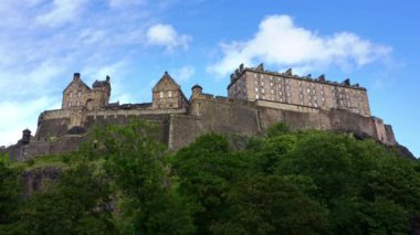 Edinburgh Kalesi tepenin üstünde, İskoçya 'ya tepeden bakan