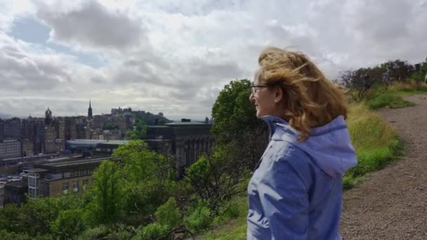 Женщина Наслаждающаяся Видом Эдинбург Холма Городе Шотландия — стоковое видео