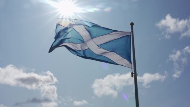 Flagge Von Schottland Bewegt Sich Langsam Mit Dem Wind Auf — Stockvideo