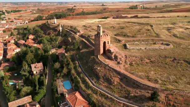 Medeltida Med Kyrktorn Som Reser Sig Över Byggnader Ayllon Segovia — Stockvideo