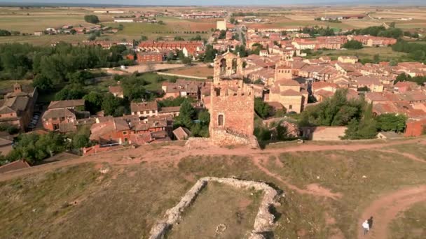 Pueblo Medieval Con Torres Iglesia Sobre Edificios Ayllon Segovia España — Vídeo de stock