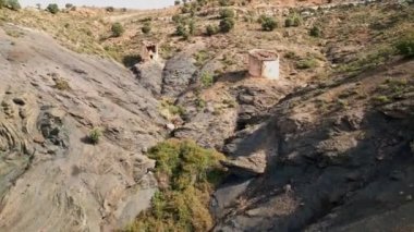 Orta İspanya, Segovia 'nın kırsal kesimlerinde farklı renkte toprakların geçidi.