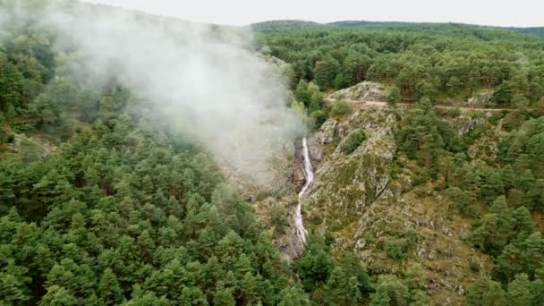 Mist Het Bos Waar Een Waterval Rots Van Berg Kunt — Stockvideo
