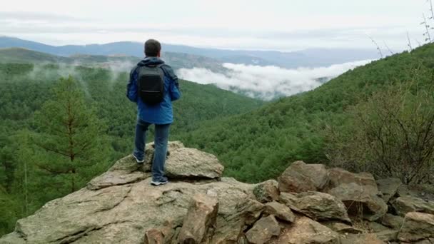 Homme Randonneur Monté Sur Rocher Contemplant Beau Paysage Montagne Guadarrama — Video