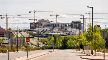 Yeni genişleme bölgelerinde evler inşa etmek için birden fazla vinç, Madrid, İspanya