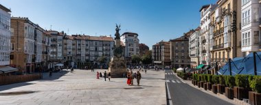 Vitoria, İspanya, 12 Ekim 2023: İspanya 'nın Vitoria kentindeki Plaza de la Virgen Blanca