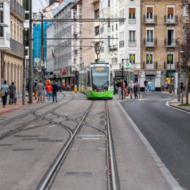 Vitoria, İspanya, 12 Ekim 2023: İspanya 'nın Vitoria kentinin sokaklarından geçen tramvay
