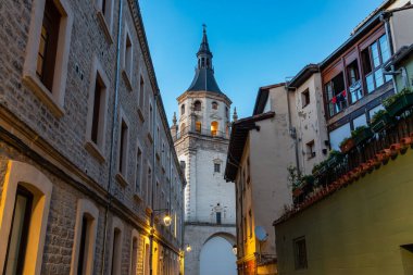 Eski Vitoria, Bask Bölgesi 'ndeki Santa Maria katedralinin gece manzarası.