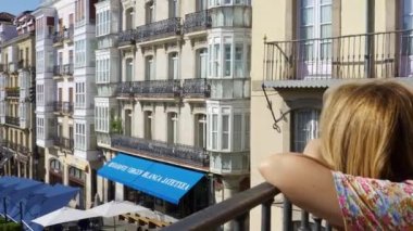 İspanya 'nın Vitoria kentindeki Plaza de la Virgen Blanca manzarasının tadını çıkaran turist kadın.