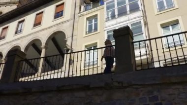 İspanya 'nın Vitoria kentindeki eski kasabanın sokaklarında gezinen bir kadın.