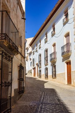 Endülüs 'ün Velez Rubio köyünde beyazlatılmış evleri ve parmaklıklı pencereleri olan resimli sokaklar