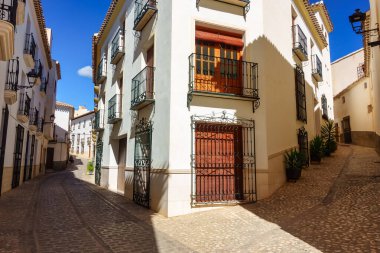 Endülüs 'ün Velez Rubio köyünde beyazlatılmış evleri ve parmaklıklı pencereleri olan resimli sokaklar