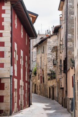 İspanya 'nın Bask Bölgesi, Salvatierra ortaçağ köyünde eski taş evleri olan resim sokakları